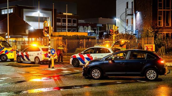 Dure Audi brandt uit• botsing met politieauto. Dure Audi brandt uit• botsing met politieauto.