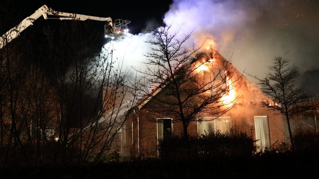 Aan de Reeverdijk in het buitengebied Eefde (gemeente Lochem) woedt een uitslaande brand in een twee-onder-een-kapwoning. Daarbij is een vrouw lichtgewond geraakt. Zij is naar het ziekenhuis gebracht.