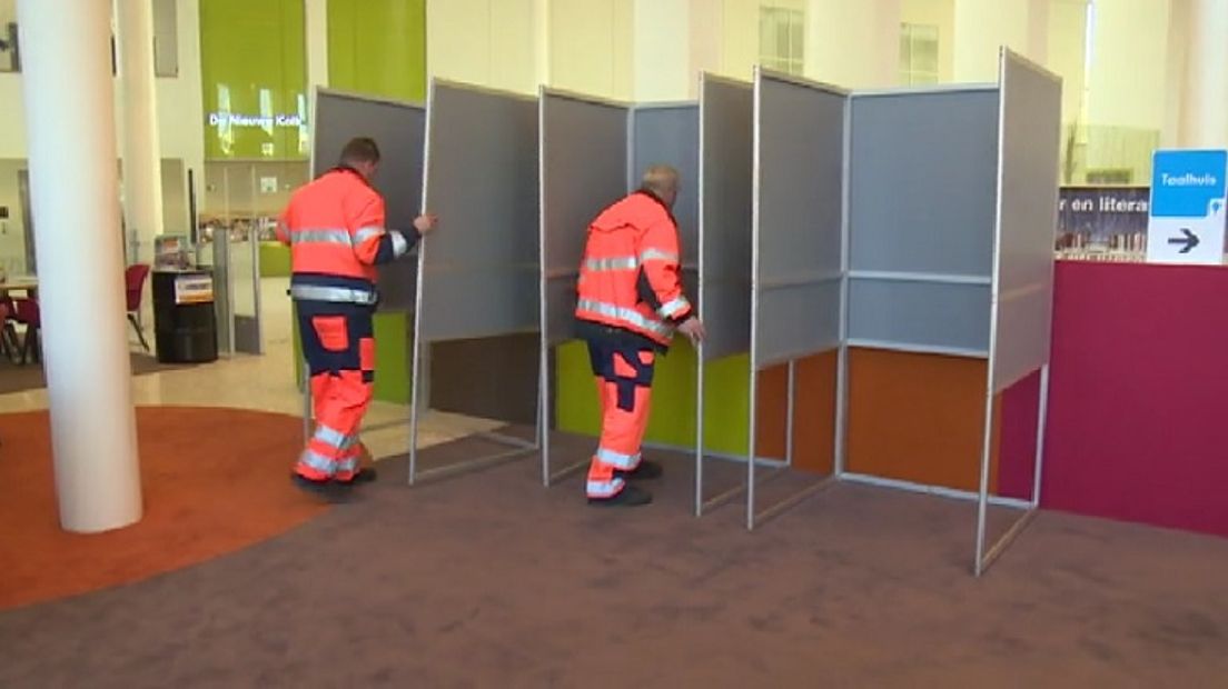 Een stembureau wordt opgebouwd in De Nieuwe Kolk in Assen (Rechten: RTV Drenthe)