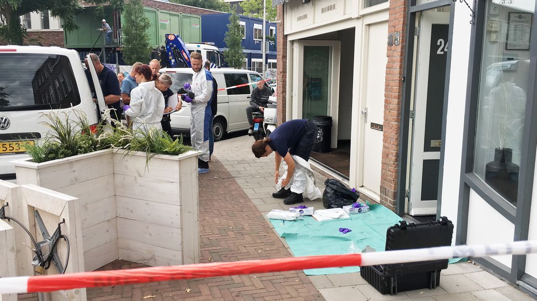 Politieonderzoek bij het studentenhuis aan de Bosboomstraat.