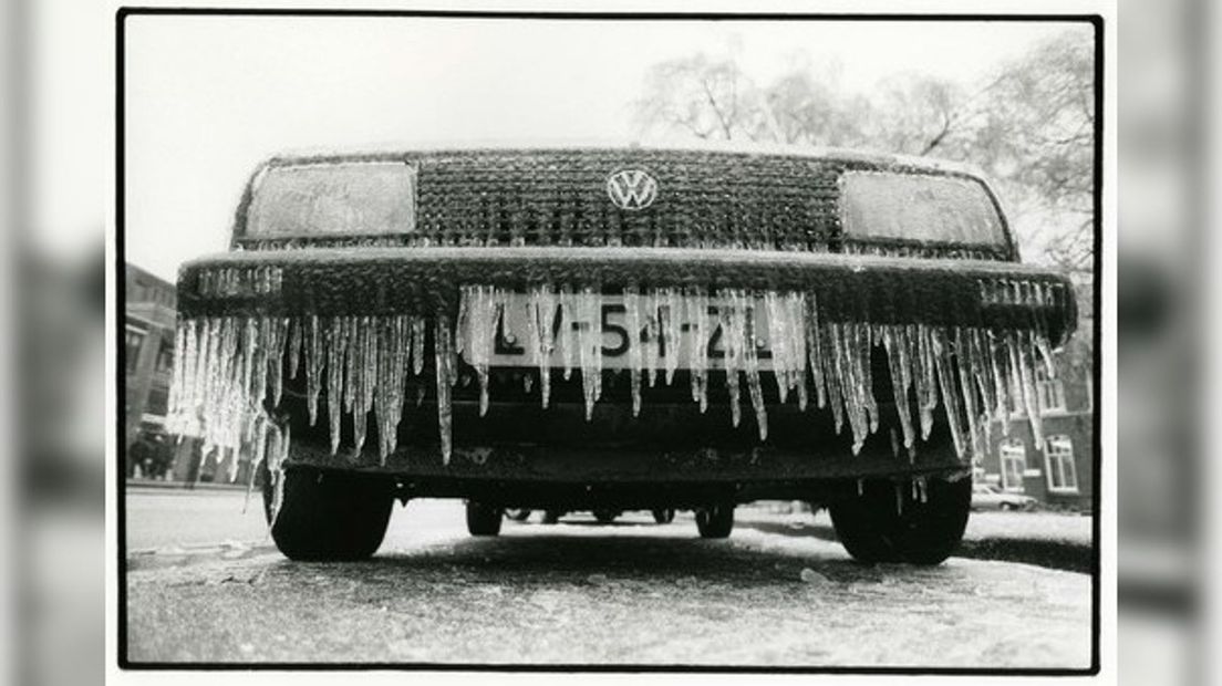 Een VW auto met kenteken LV-54-ZL waar de ijspegels aan hangen tijdens de ijzel te Assen (Rechten: Sake Elzinga/ Beeldbank Drents Archief)