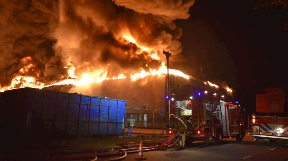 Zeer grote brand bij papierrecyclingbedrijf in Staphorst