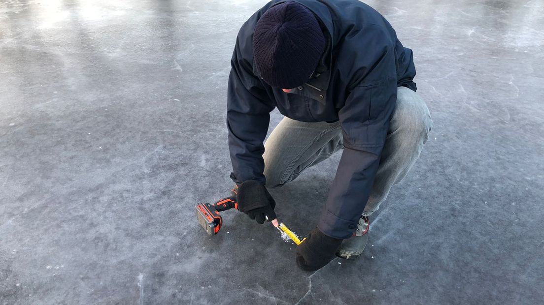 IJsclub Thialf in Arnhem heeft er alles voor over om de eerste marathon op natuurijs te mogen organiseren. En het lijkt er steeds meer op dat die droom gaat uitkomen. Om 7.45 uur was het ijs op de beste plek maar liefst 4,2 centimeter dik. Rond 12.00 uur komt de ijsmeester van de KNSB officieel meten in Arnhem. Bij concurrent Haaksbergen heeft hij al vastgesteld dat het ijs dik genoeg is.