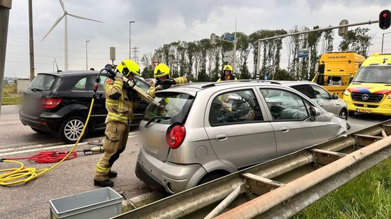 Kettingbotsing op dijk • Scooterrijder gewond. Kettingbotsing op dijk • Scooterrijder gewond.