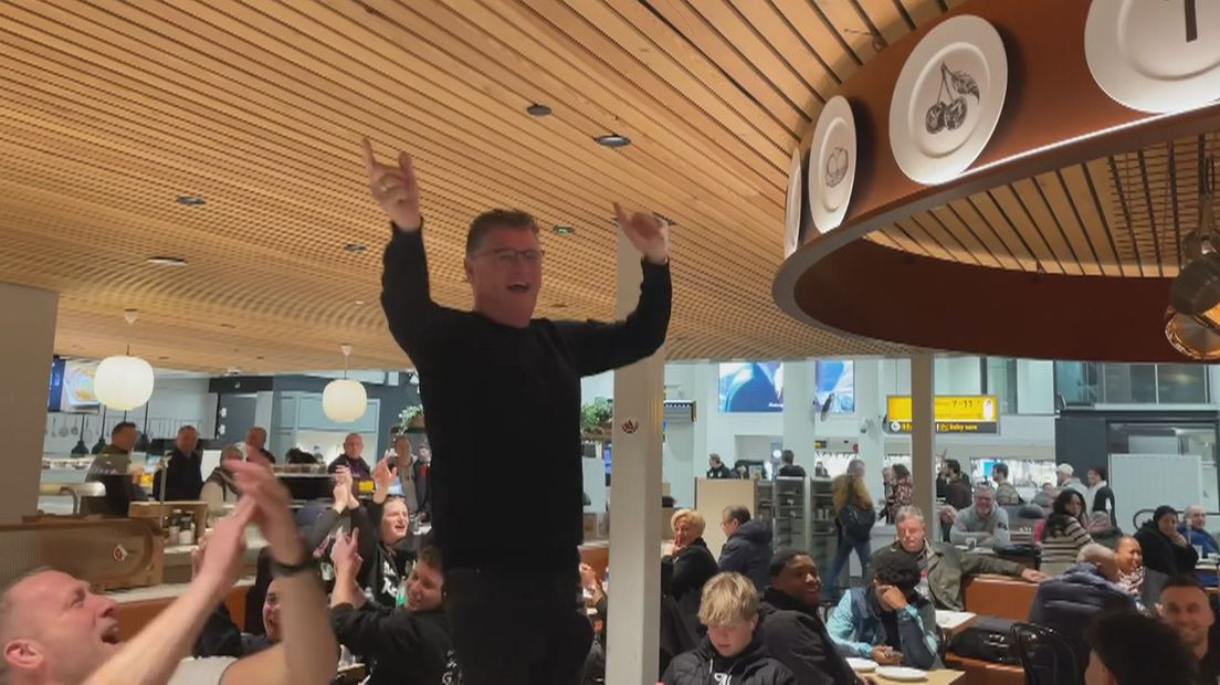 'Viva Hollandia' werd luidkeels gezongen door de terminal van Rotterdam The Hague Airport