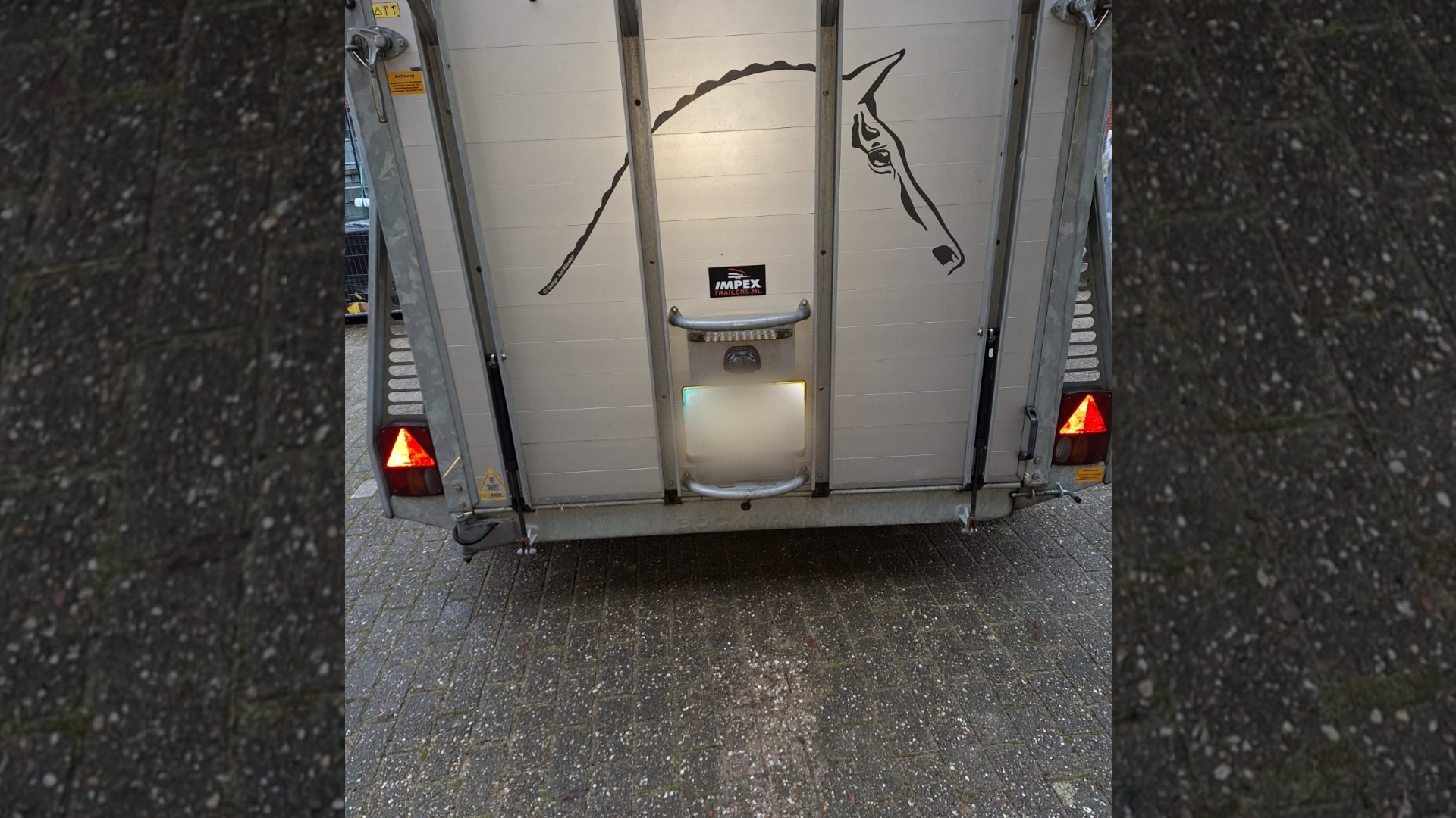 De teruggevonden paardentrailer