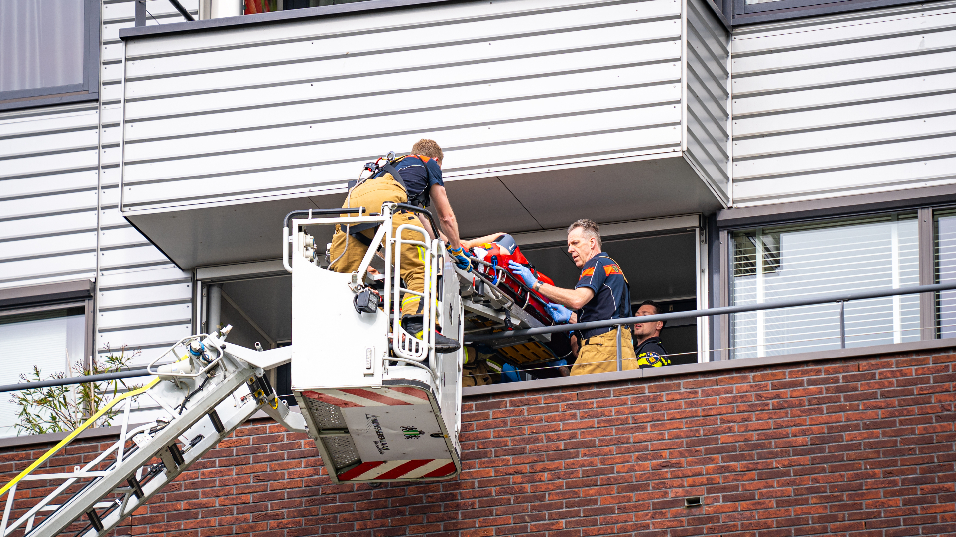 Eén slachtoffer moest met een autoladder naar beneden worden gehaald.