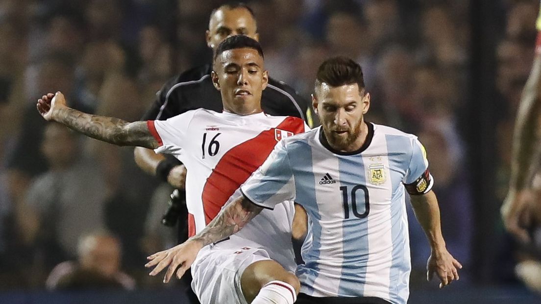 Sergio Peña in duel met Lionel Messi tijdens een WK-kwalificatiewedstrijd tussen Peru en Argentinië in 2017 (Rechten: EPA / DAVID FERNANDEZ)