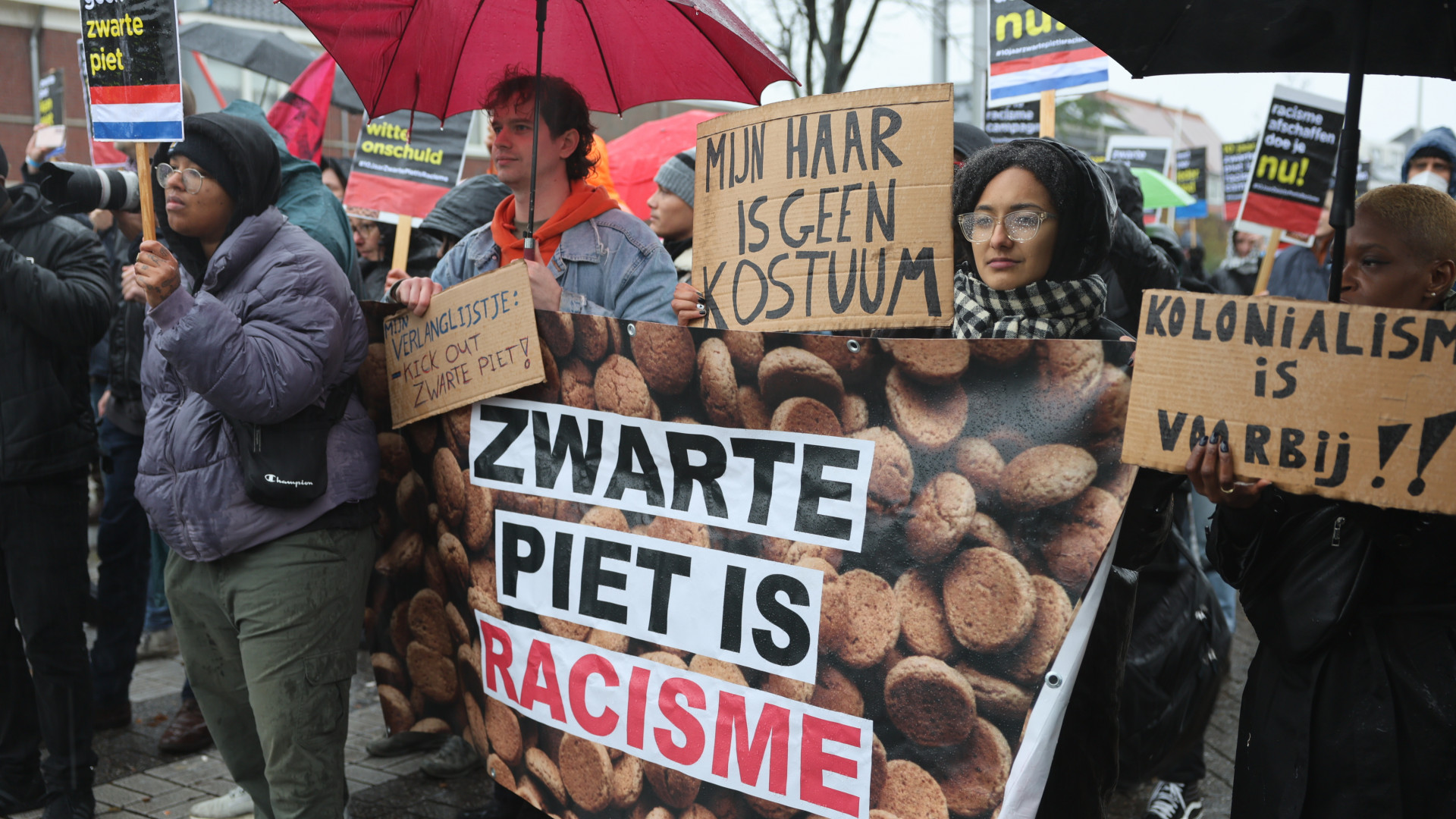 Negen Arrestaties Rond Demonstraties Voor En Tegen Zwarte Piet In De ...