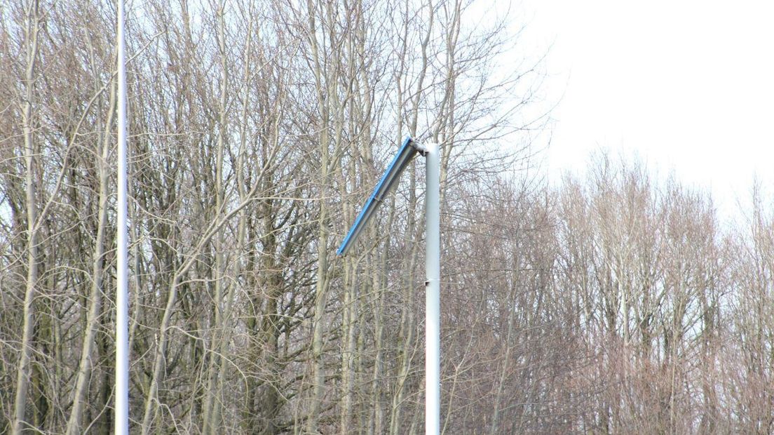 Het verkeersbord was door de wind losgeraakt (Rechten: Van Oost media)