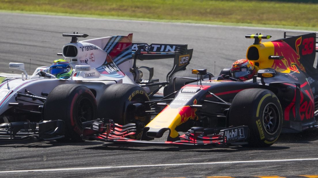 Max Verstappen (R) in gevecht met Felipe Massa tijdens de Grand Prix van Italie 2017