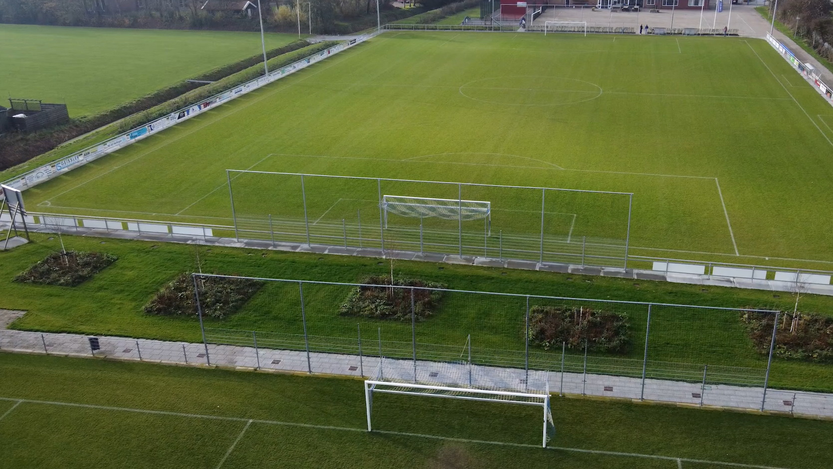 Het voetbalveld van AVC Sexbierum, een van de velden die Kamstra beheert