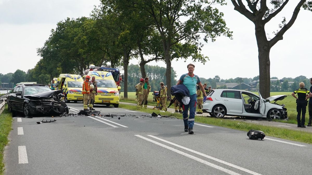 Meerdere gewonden bij autobotsing op N371 bij Dieverbrug
