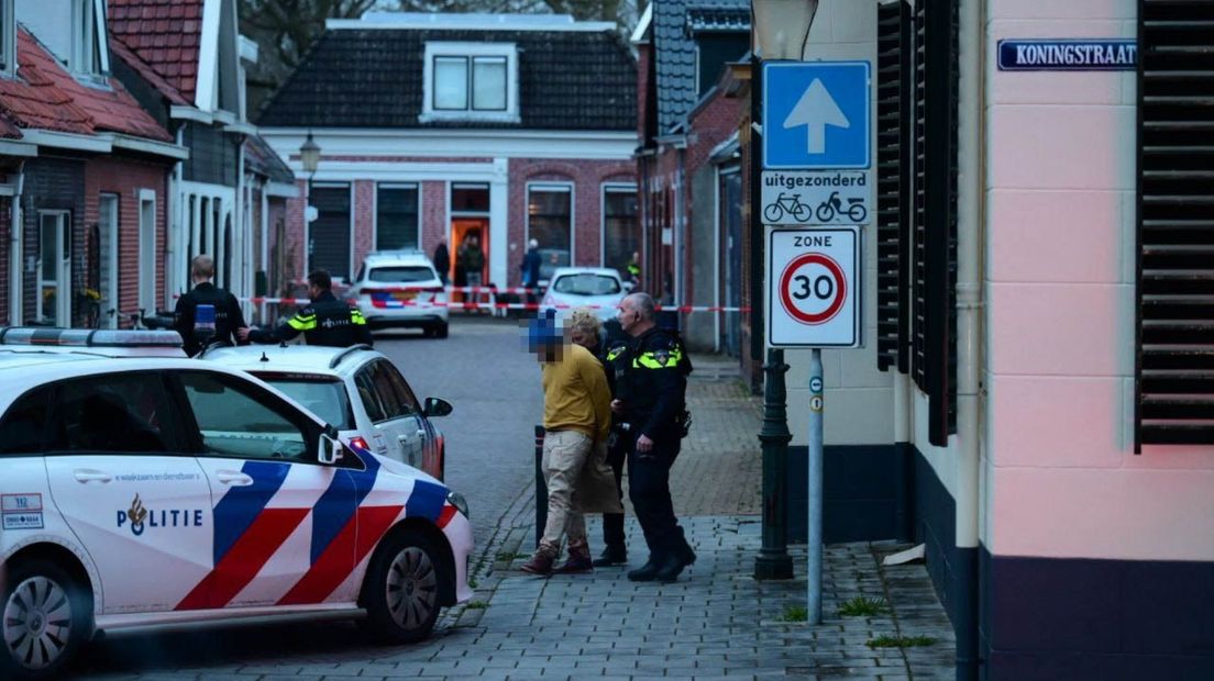 De politie arresteert een man in de Broerstraat in Appingedam