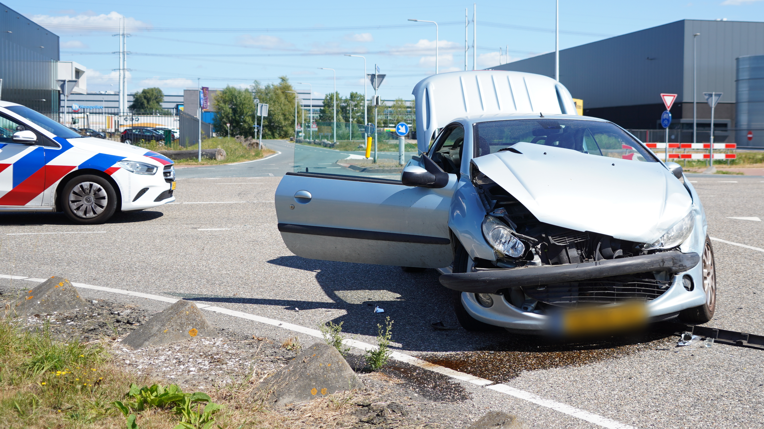 De auto kwam in botsing met de bestelbus.