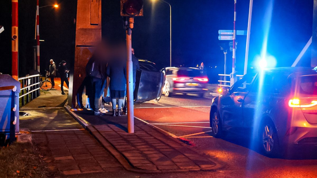 112-nieuws: Auto op zijn kant tegen brug Briltil • Fietser en auto botsen in Stad