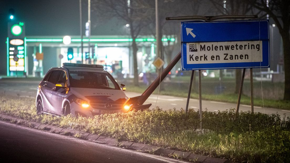 De politieauto kwam tegen een lantaarnpaal in de middenberm van de Leidse Schouw tot stilstand