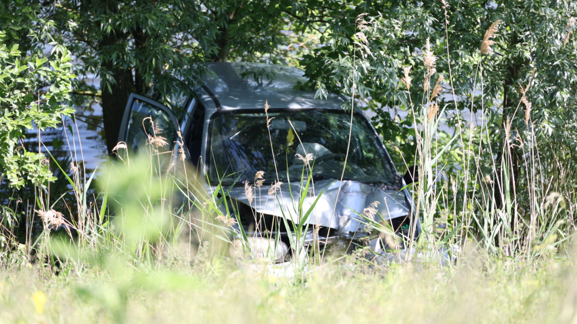 Auto belandt in de bosjes in Nieuwegein