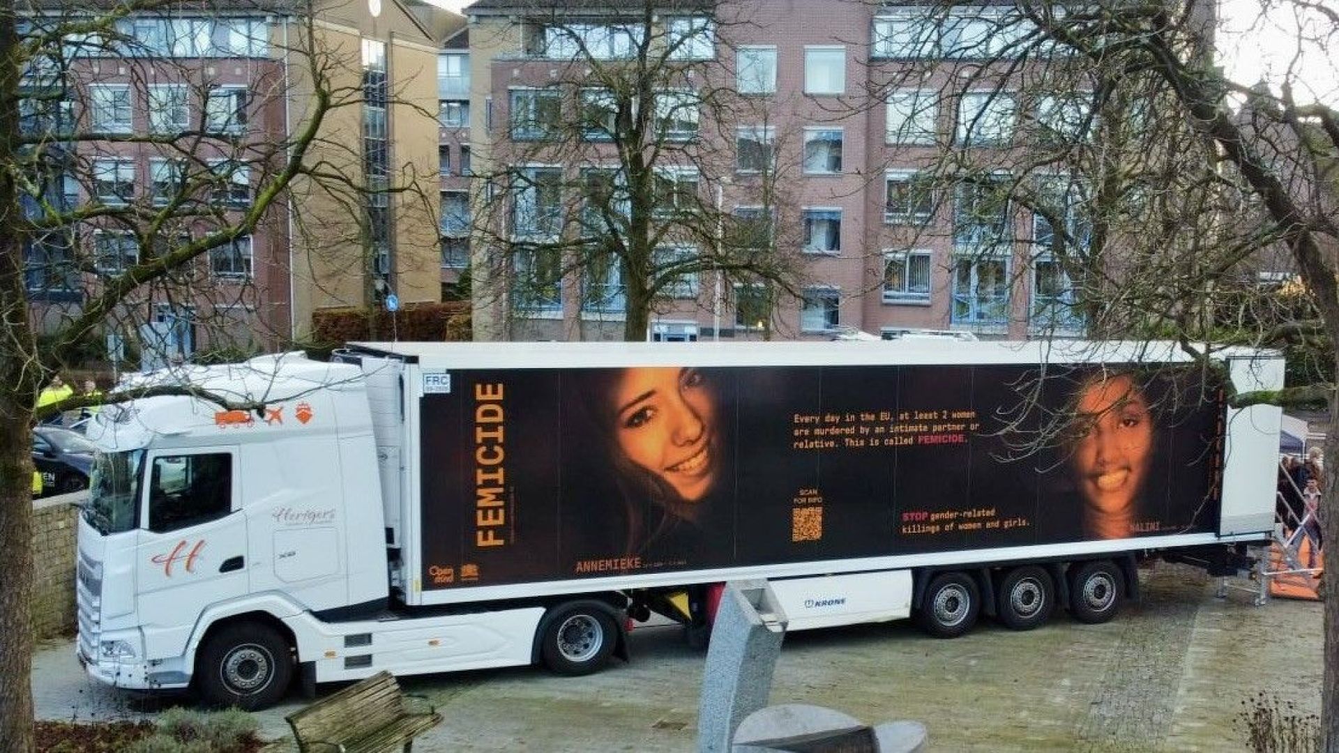 Vrachtwagen met film over femicide naar Groenlo in kader van Orange the World.