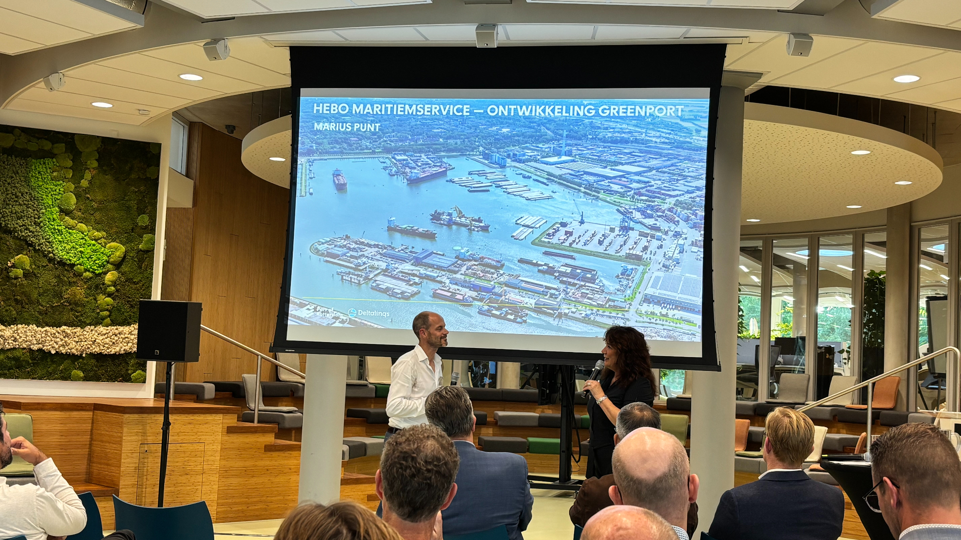 Presentator Suzanne Mulder in gesprek met directeur Marius Punt van Greenport