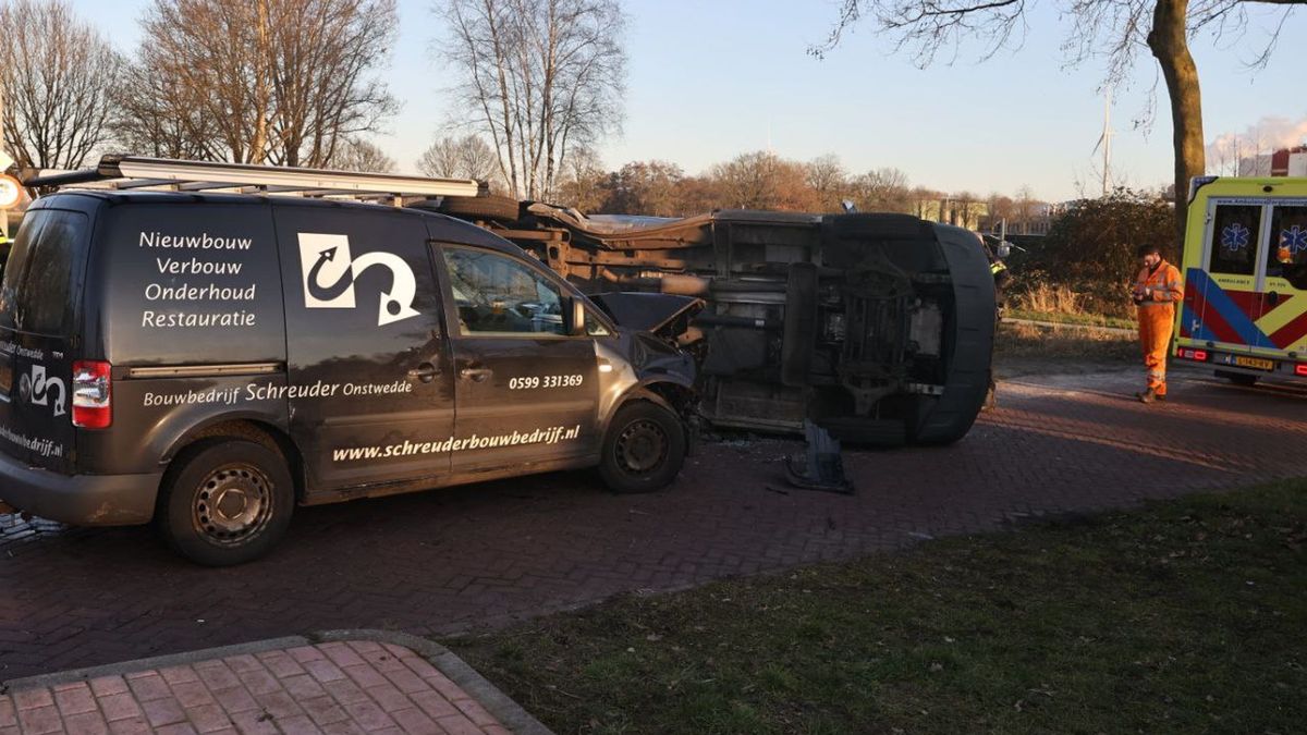 Busje op z'n kant bij aanrijding in Gasselternijveen