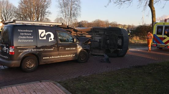 Busje op zn kant bij aanrijding in Gasselternijveen. Busje op zn kant bij aanrijding in Gasselternijveen.