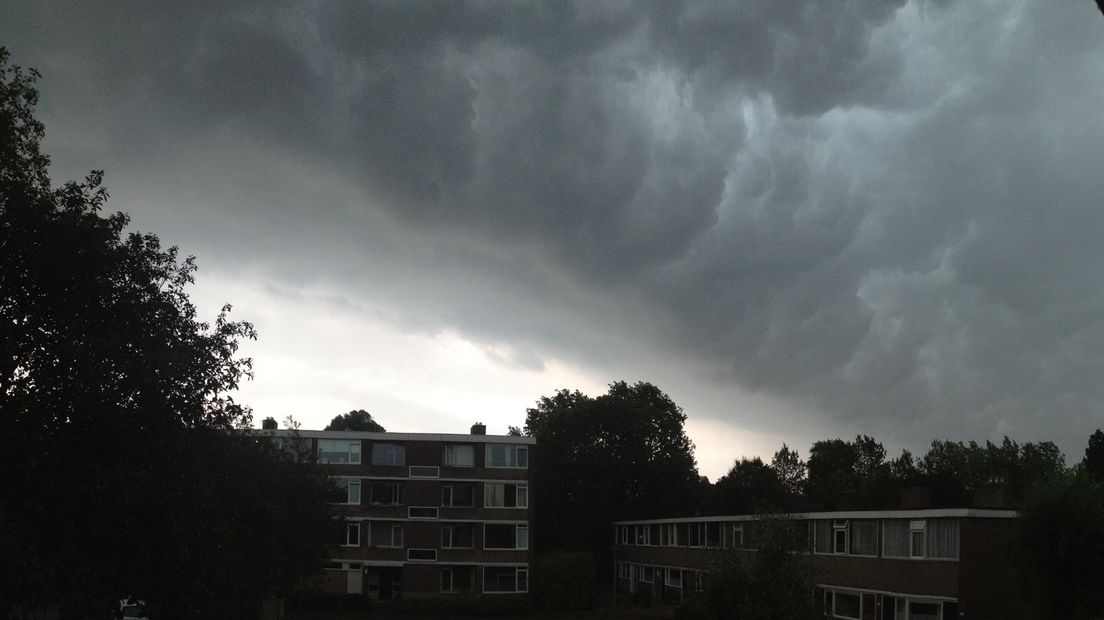 Donkere wolken boven de stad Groningen.