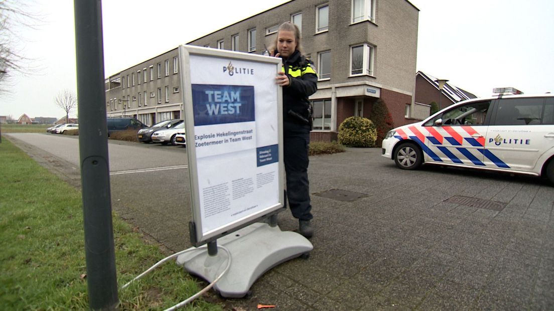 Mary-Anne van den Bos bij één van de stoepborden