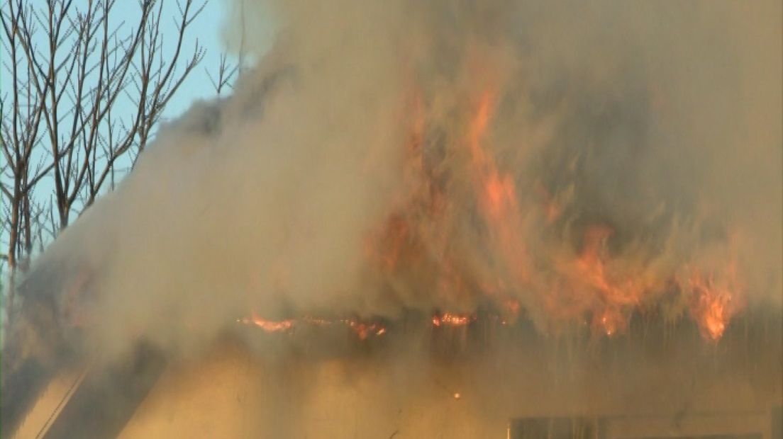 Een rietgedekte boerderij aan de Geerstraat in Winssen is dinsdagavond verwoest door een brand.