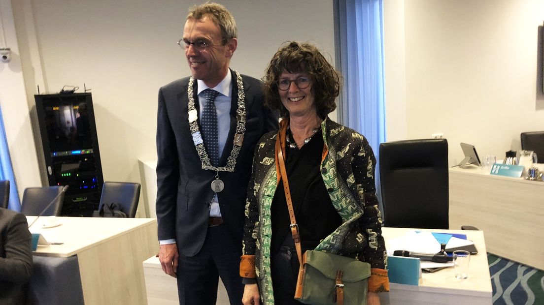 Burgemeester Henk Jan Bolding kreeg de ambtsketen overhandigd van edelsmid Marjanne Sorgdrager