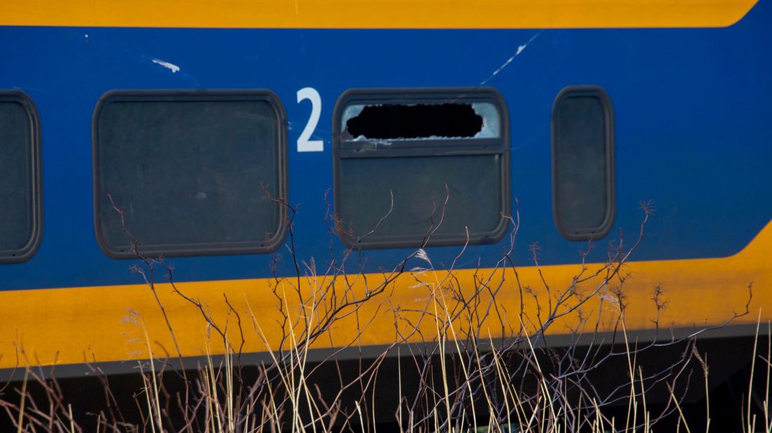 De trein met de kapotte ruit die is gestrand.