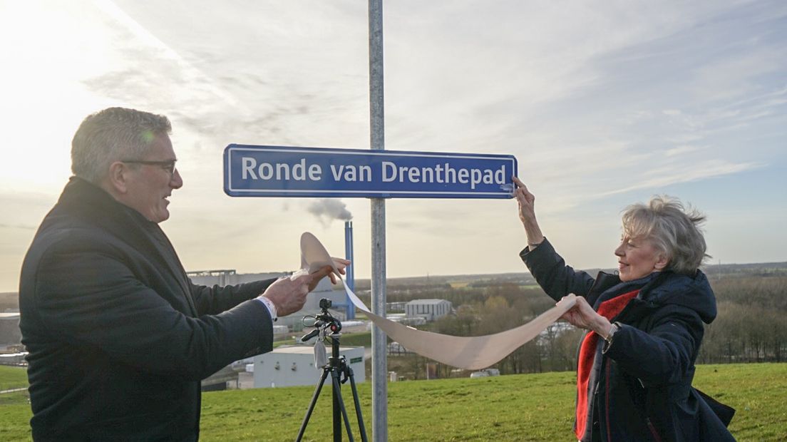 Ronde van Drenthe-koningin Femmy van Issum onthult met gedeputeerde Jumelet haar 'eigen' bord (Rechten: RTV Drenthe/Kim Stellingwerf)