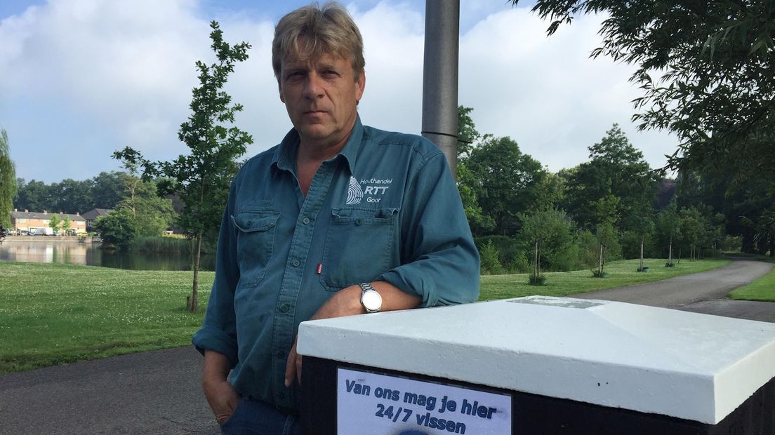 Ondernemer Paul Reef vindt als buurman dat er gewoon gevist moet worden in Goorse vijver