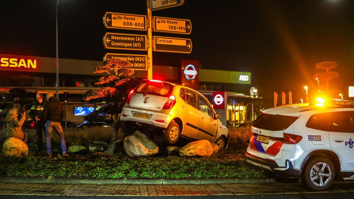 Vrouw gewond nadat ze met auto op rotonde Drachten terechtkomt