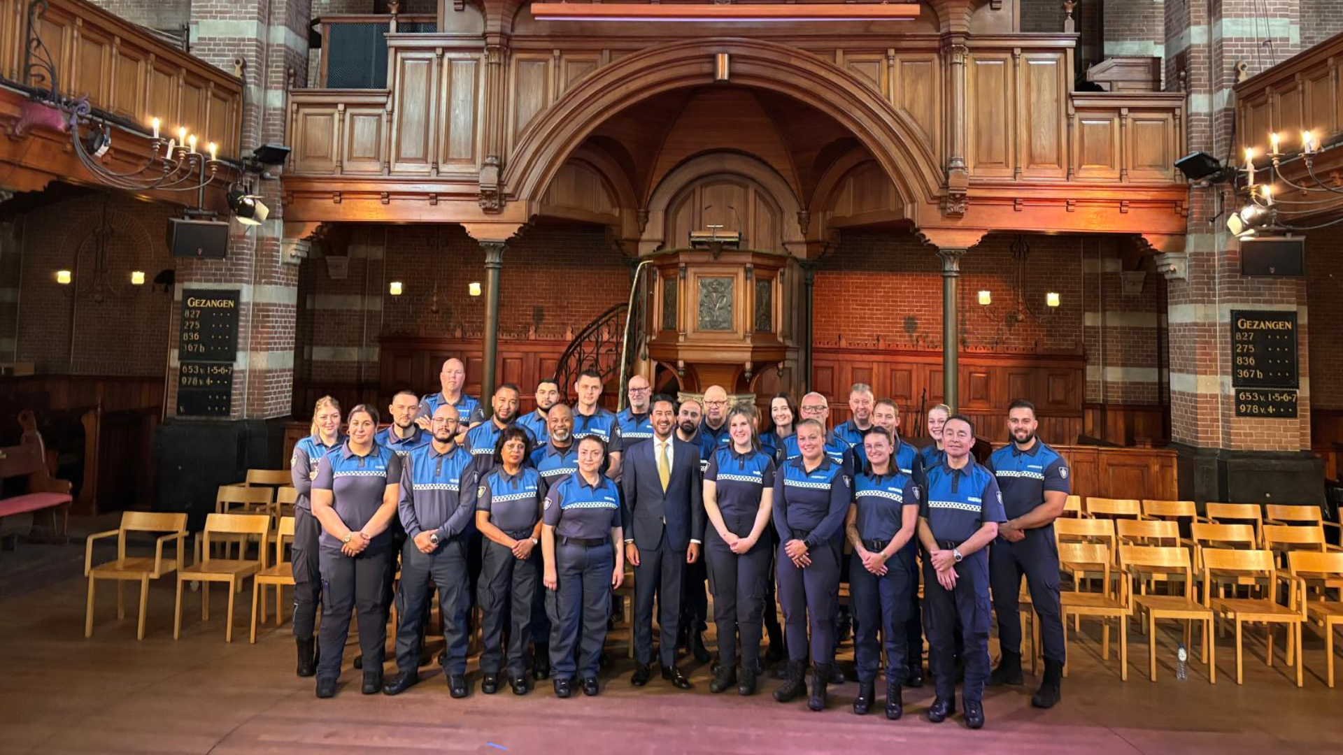 De Schiedamse boa's in de Arminiuskerk met burgemeester Harald Bergmann.