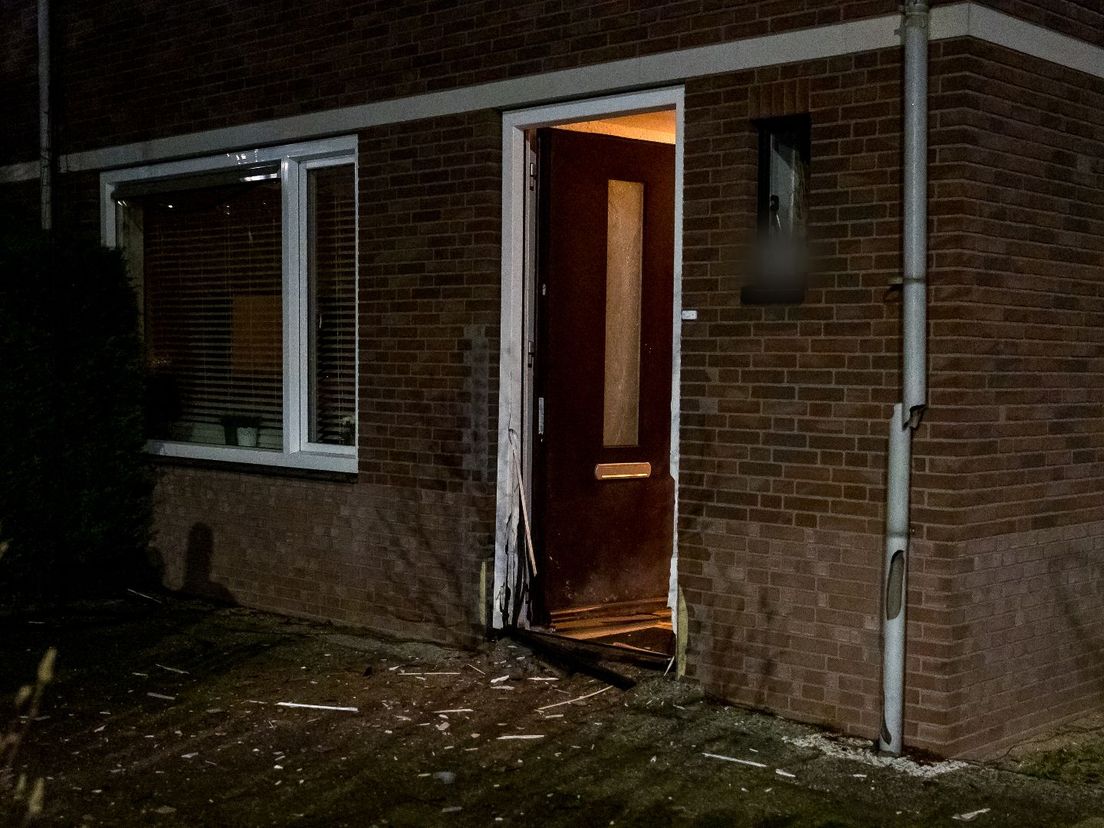 De voorgevel van de woning aan de Pruimentuin raakte beschadigd door de explosie