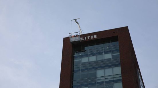 Mannen op grote hoogte vast in gevel-lift