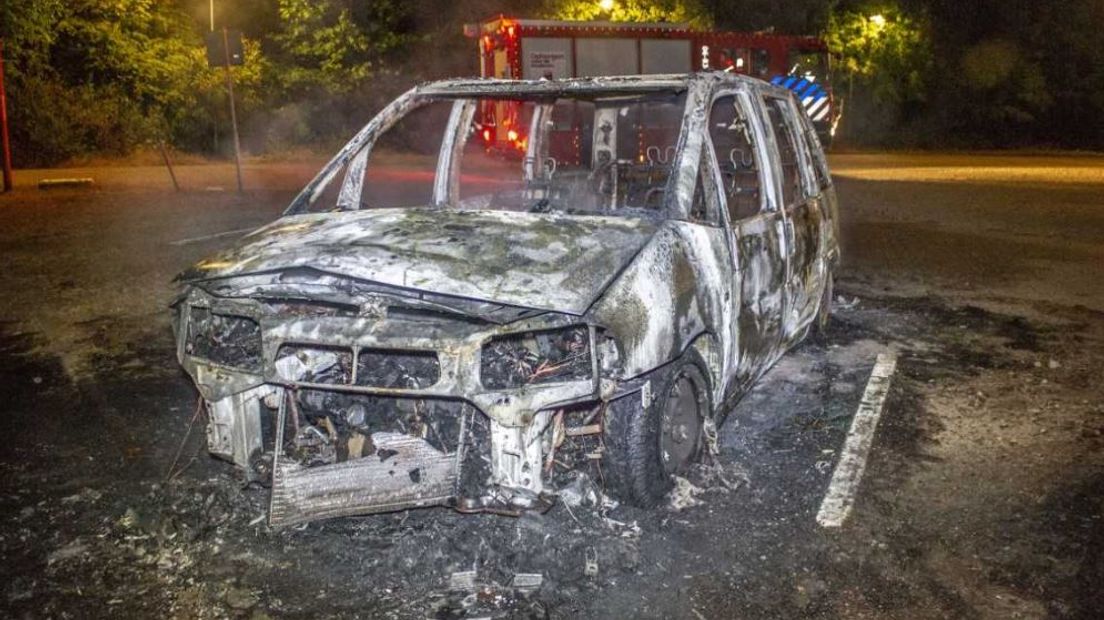 De uitgebrande auto in Eerbeek.