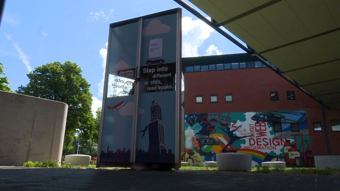 Telefooncel terug als mini bibliotheek in Zwolle