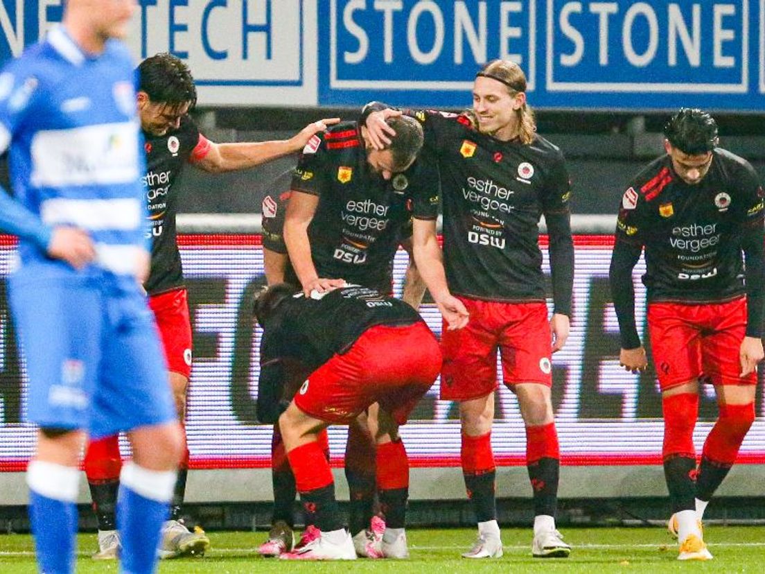 Spelers van Excelsior vieren de 1-0 van Thomas Oude Kotte. (VK Sportphoto - Mischa Keemink)