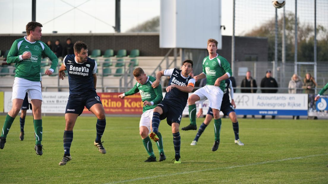 Robin Dek van De Meeuwen kopt de 1-0 binnen tegen Heinenoord