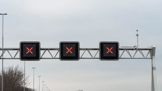 Automobilist overleden na ongeluk; snelweg tot einde middag dicht.