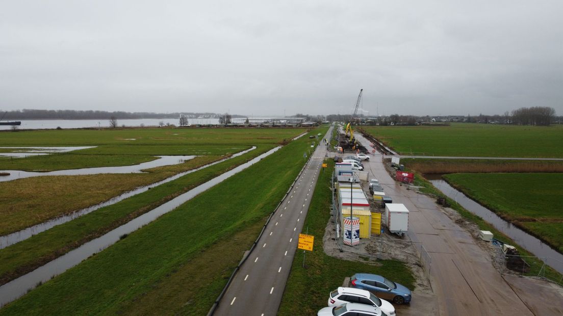 Graafmachines zijn druk bezig bij de Westdijk