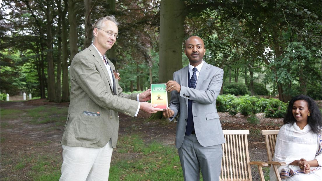 Jaap Scholten overhandigt het boek aan de Ethiopische ambassadeur in Nederland