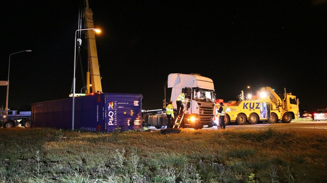 Vrachtwagen kantelt bij IJzendijke