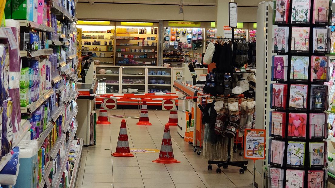 In de supermarkt heeft de politie een stuk bij de kassa afgezet