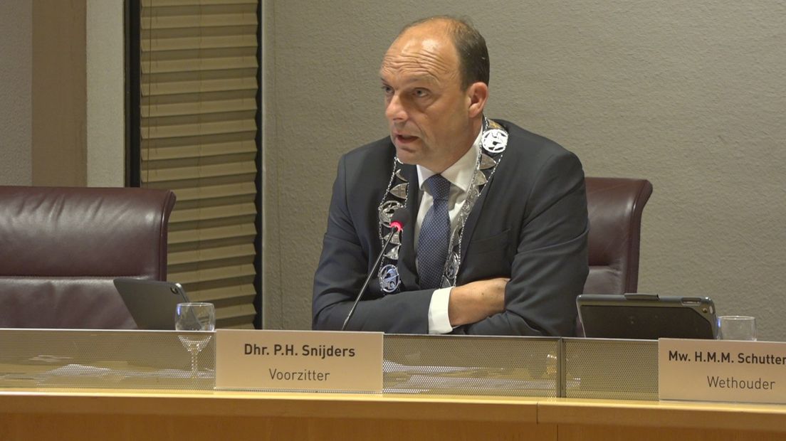 Burgemeester Snijders van Zwolle licht het besluit om de beschoten woning te sluiten toe