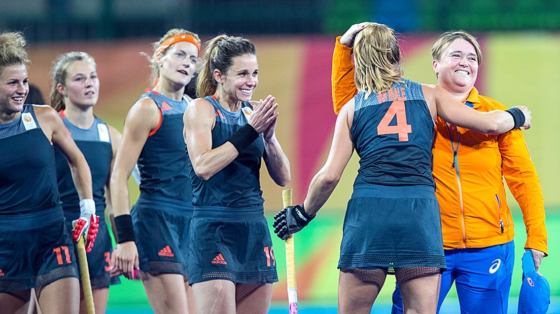 De hockeydames krijgen het zwaar in de kwartfinale. Op de foto onder meer Xan de Waard, Carlien Dirkse van den Heuvel en Ellen Hoog.