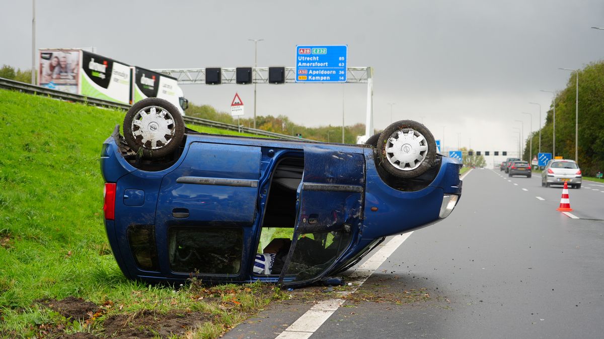 112 Nieuws: Auto belandt op zijn kop in Zwolle