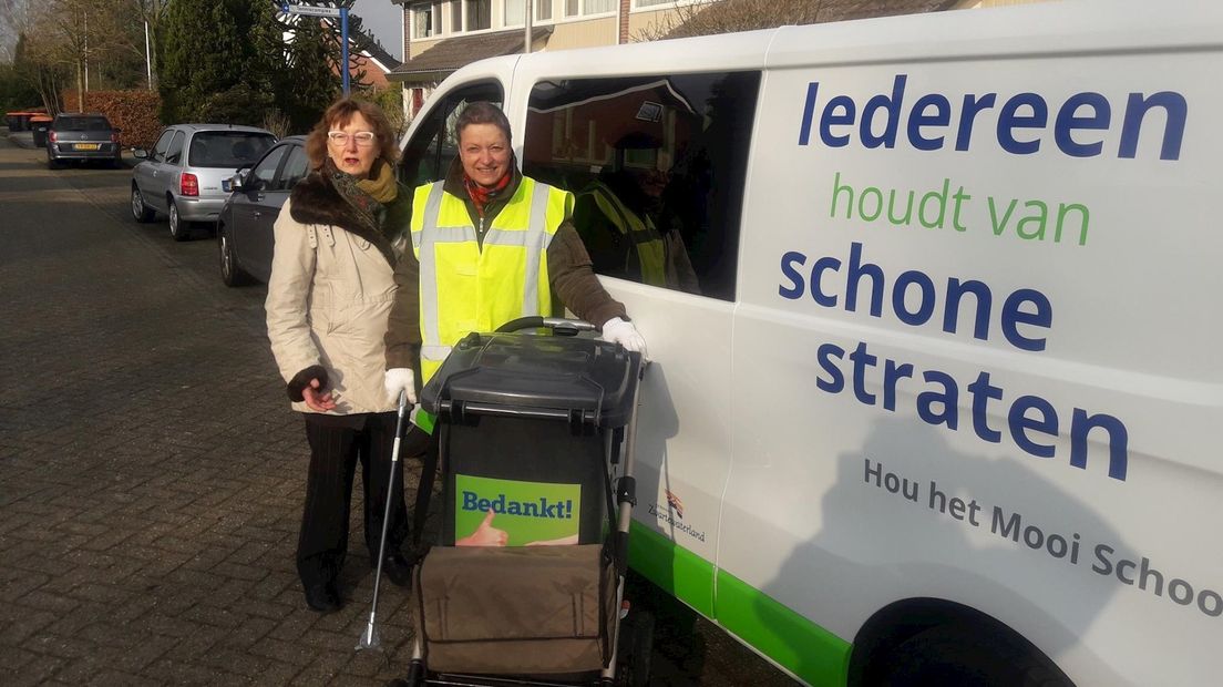 Karin van de Riet krijgt de zwerfvuilkinderwagen van ROVA mee